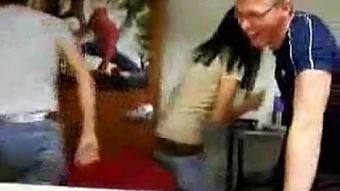 俩女一杯在线观看,激情四溢的青春校园秘事